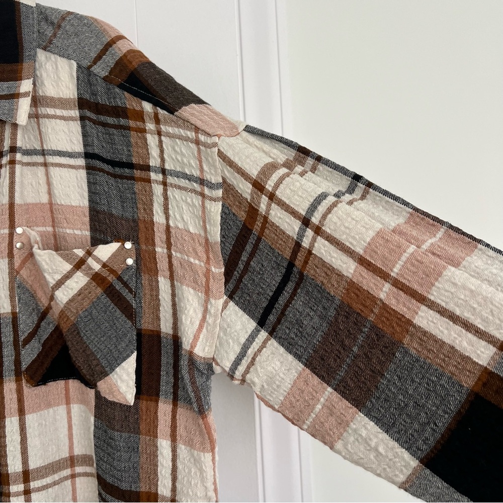 BKE Women’s Brown/Black and Cream Plaid Lightweight Waffle Knit Button Up Shirt - Picture 3 of 9